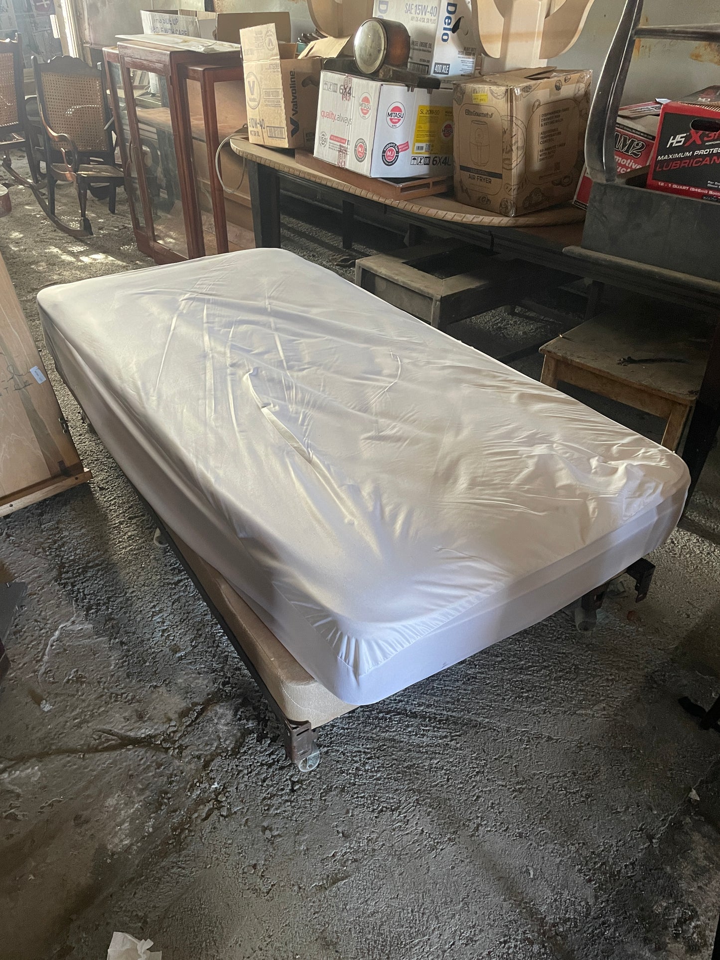 1 Covered Twin Bed + Base +metal Frame