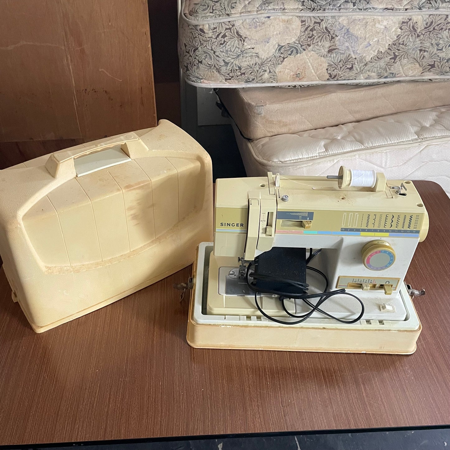 Singer Sewing Machine with Case