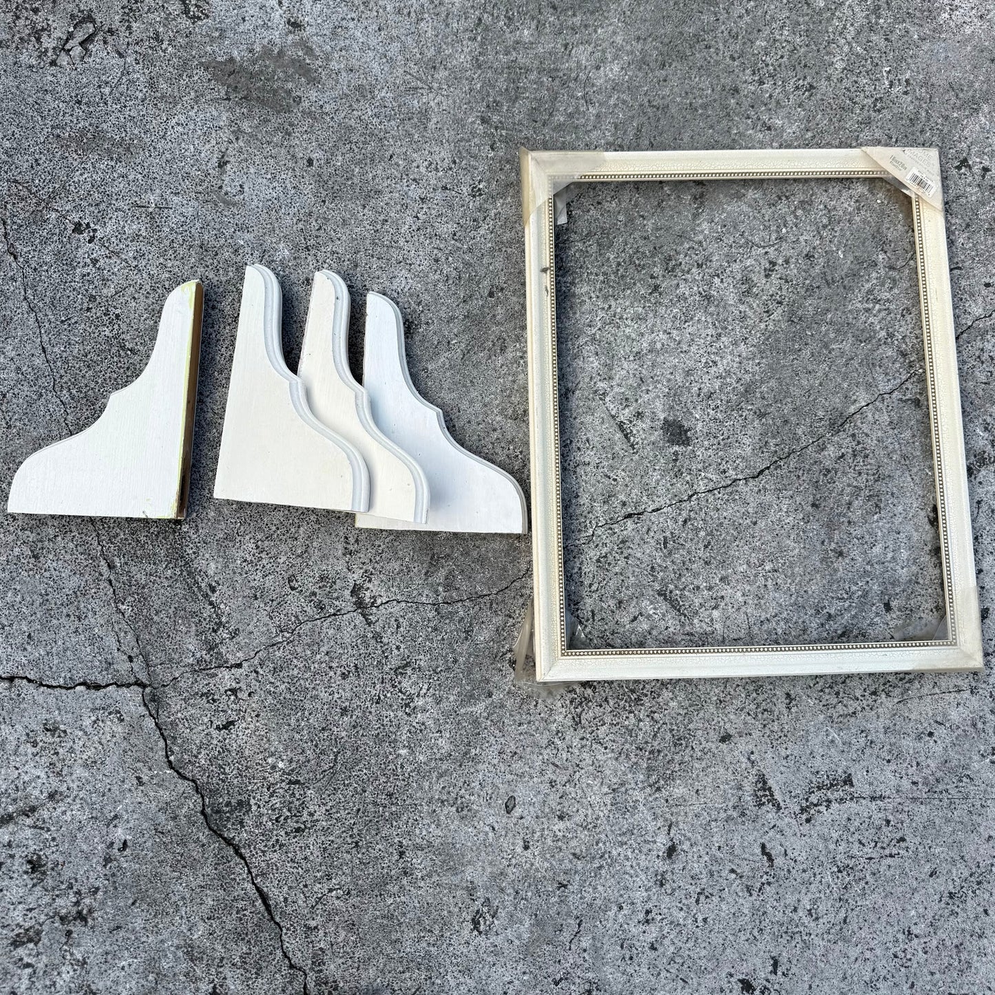 2 Complete Wooden Shelves w/ Decorative  Brackets + Frame