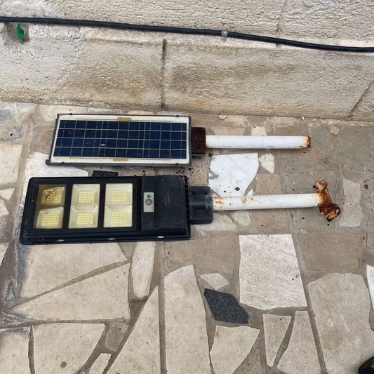 2 Solar powered lights