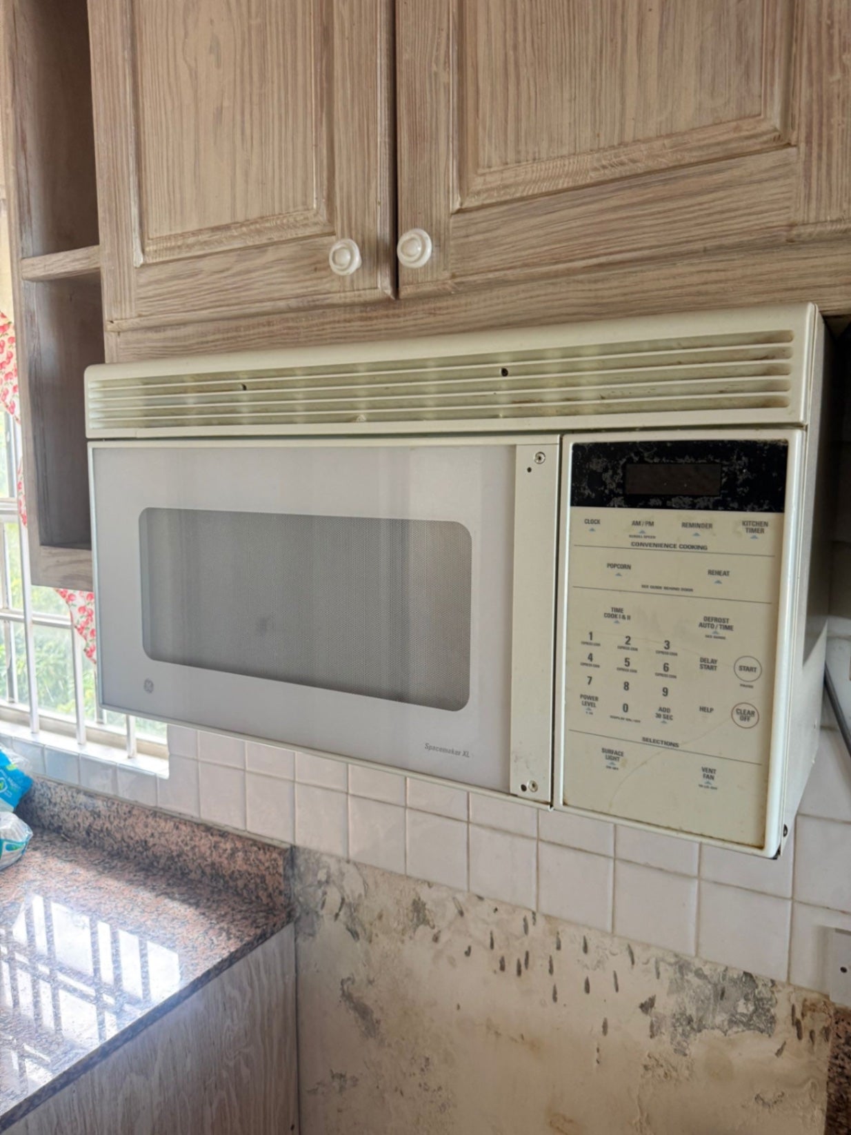 GE (General Electric) Microwave Oven Beige/Off-white
