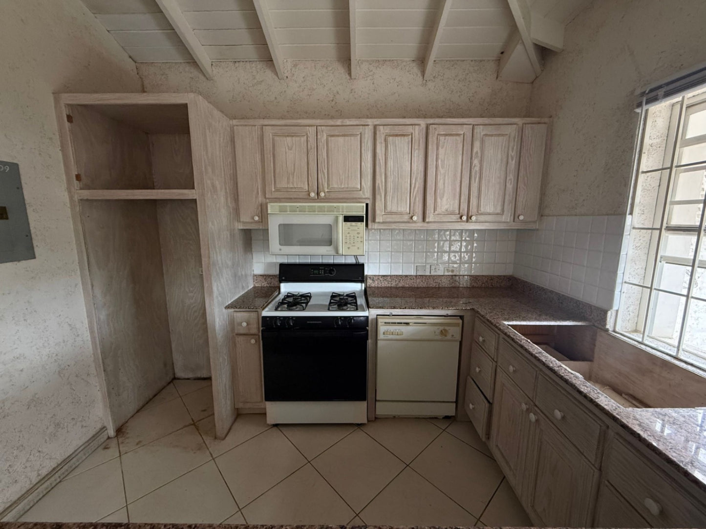 COMPLETE SOLID WOODEN U SHAPE KITCHEN CABINETRY W/ GRANITE COUNTERTOP + BAR (OVERALL MEASUREMENTS: 105” x 120” x 95”)   - BUYER TO REMOVE