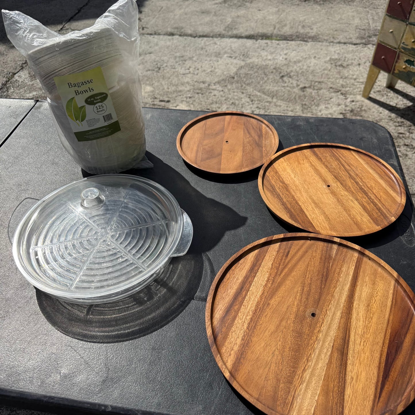 Assortment of Round Trays + 125 Bagase Bowls