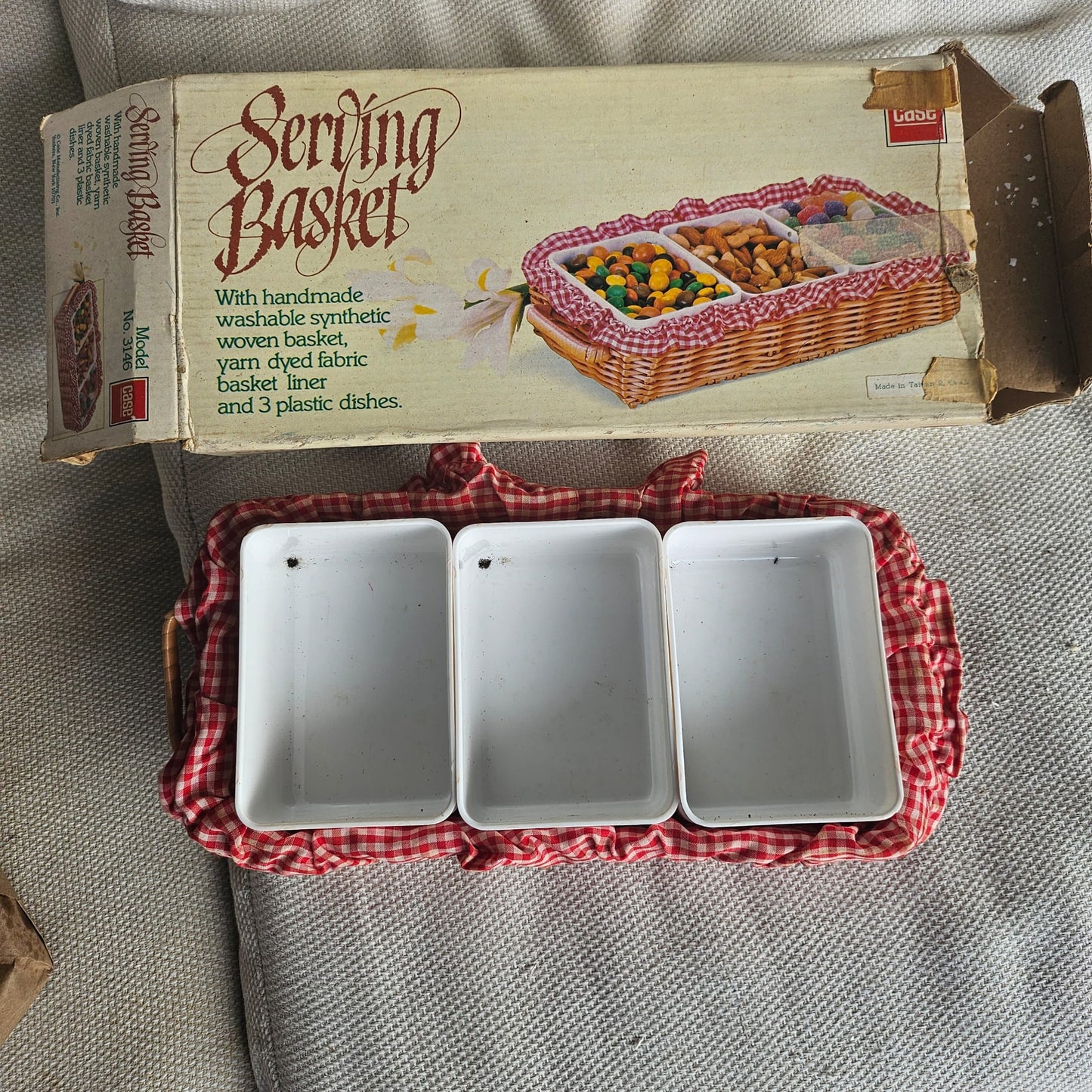 Case Serving Basket with 3 Plastic Dishes