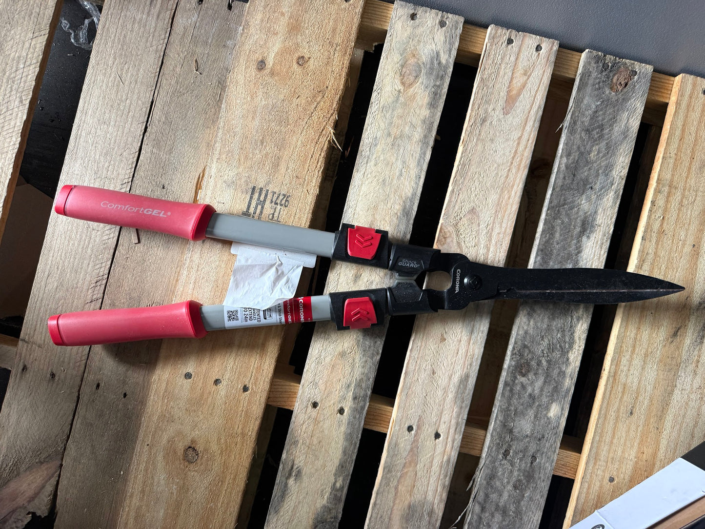 Corona 9-in Standard Hedge Shears